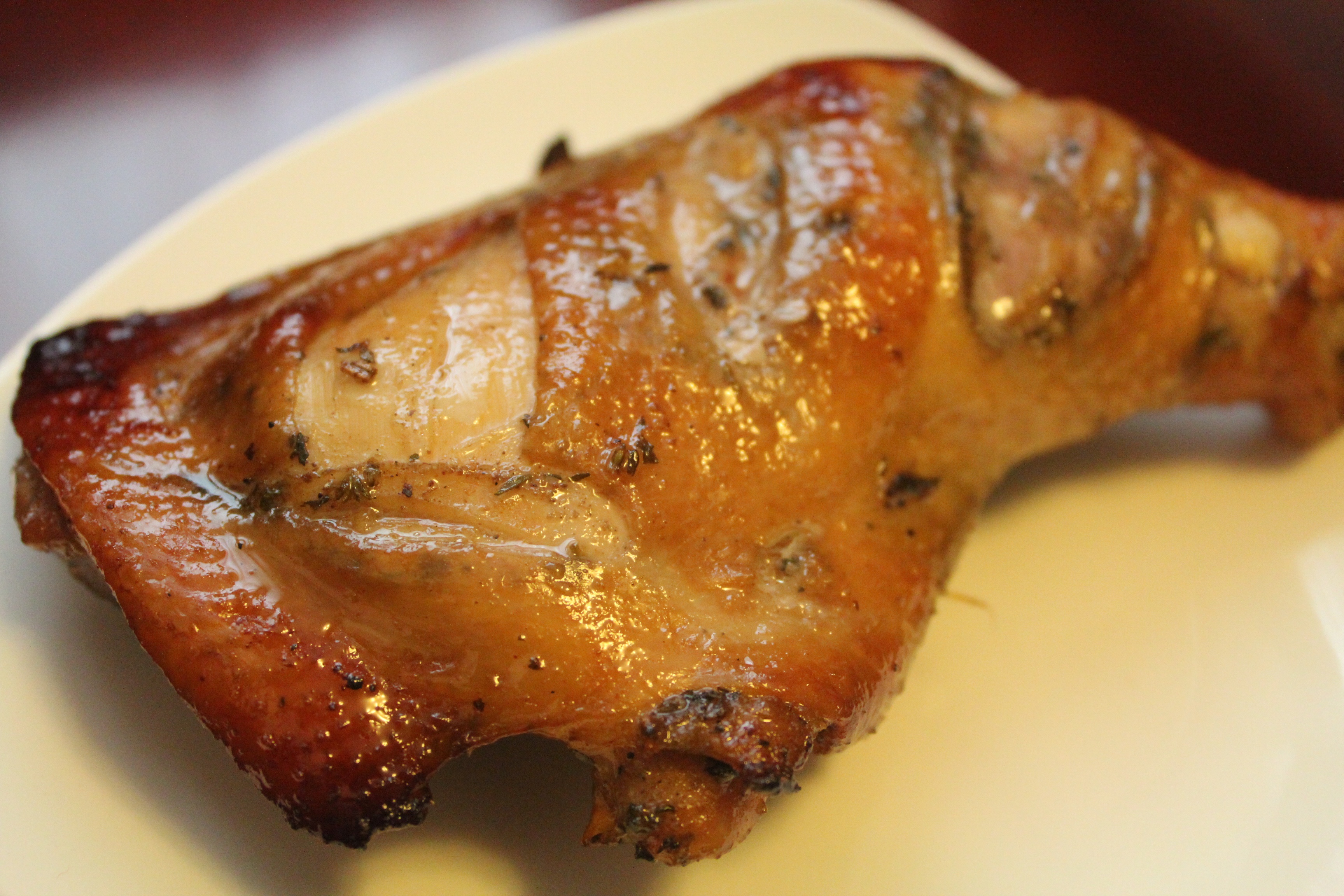 下午做的香草烤鸡腿~~百里香 迷迭香 罗勒 蜂蜜 盐 蒜瓣 橄榄油 老抽