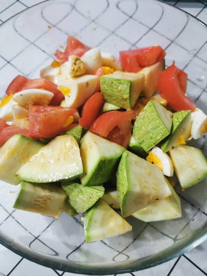 西葫芦番茄鸡蛋沙拉