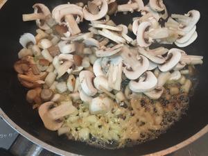 奶油蘑菇浓汤的做法 步骤6
