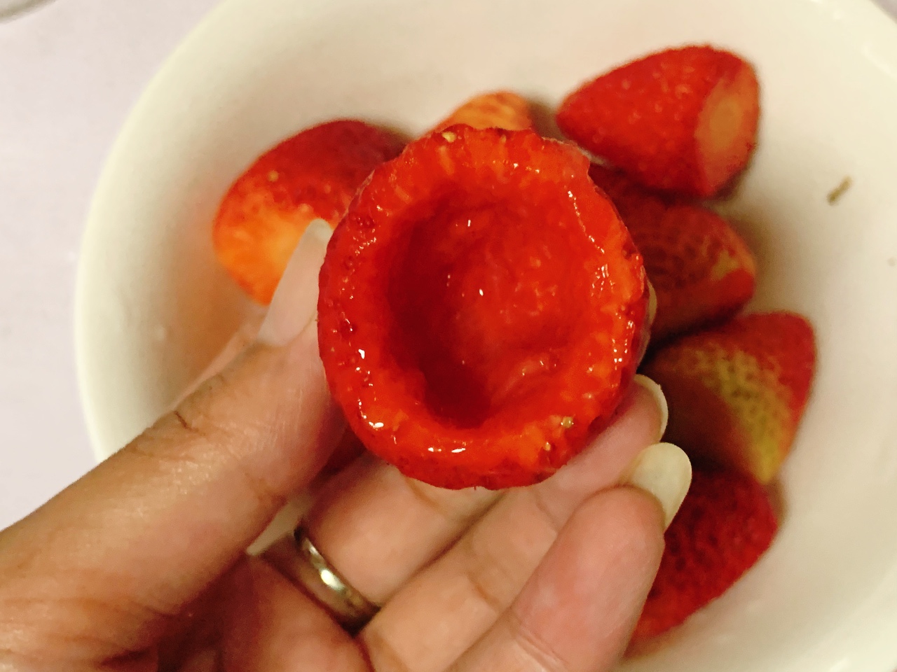 草莓的神仙吃法❗️爆浆的草莓炼乳冻的做法 步骤2