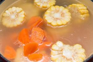 清甜胡萝卜玉米排骨汤的做法 步骤7