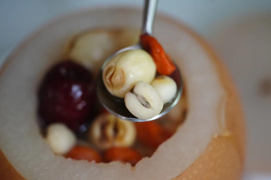 莲子红枣百合枸杞贝母蒸秋月梨的做法