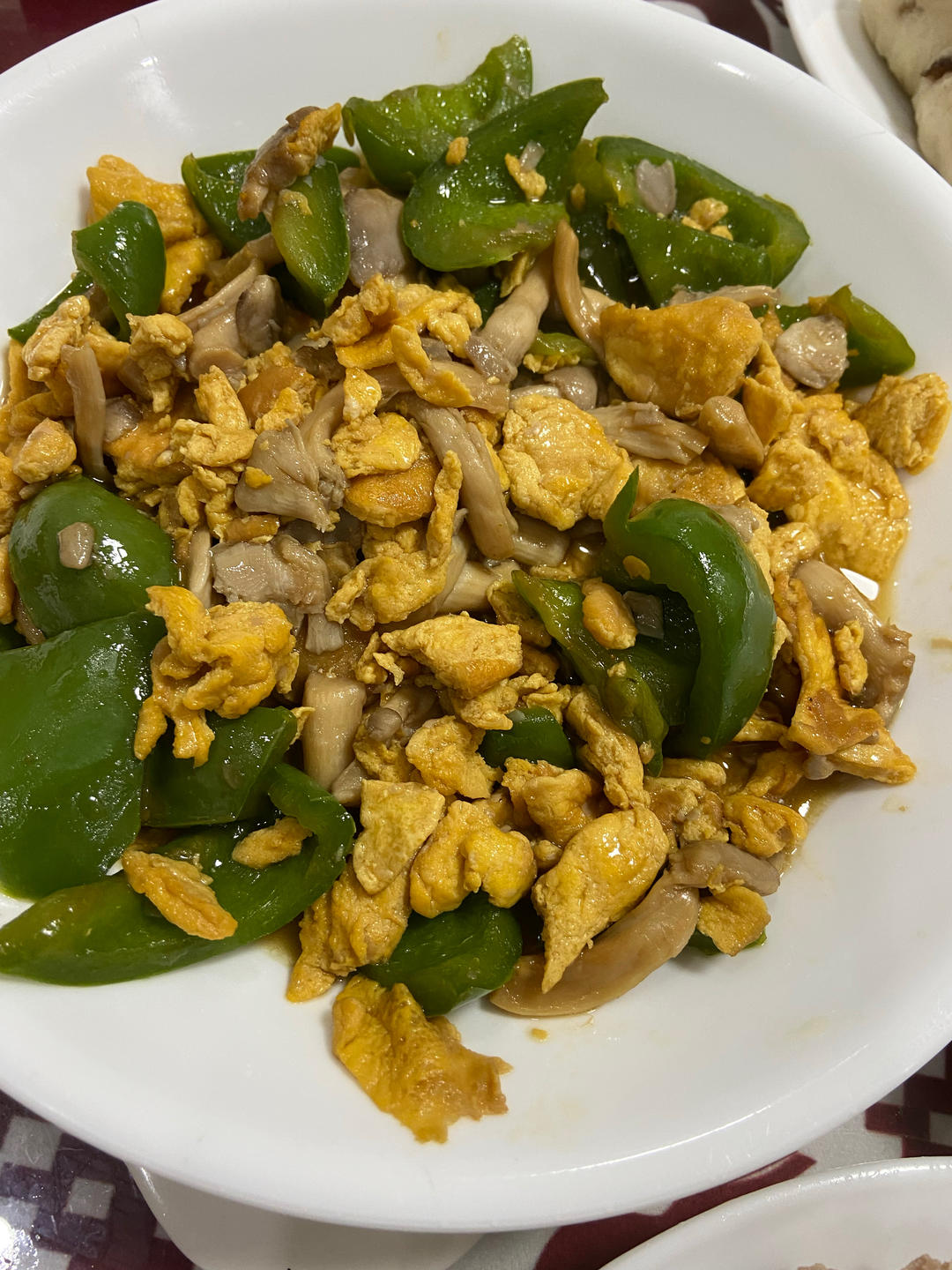 平菇青椒炒鸡蛋 好吃又营养的超快手家常菜