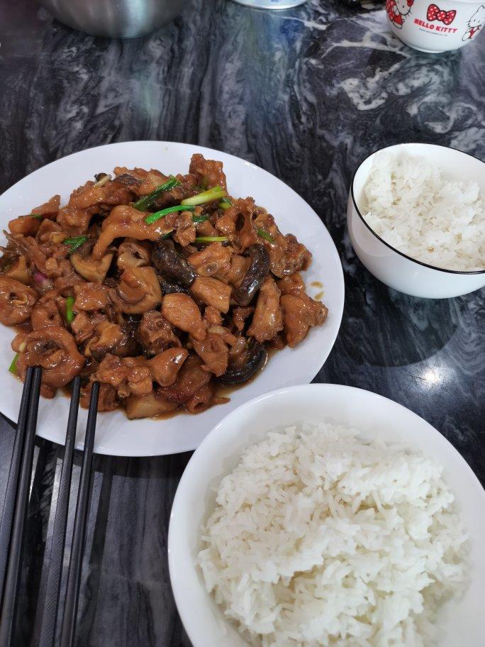 超级下饭土豆香菇炖鸡腿