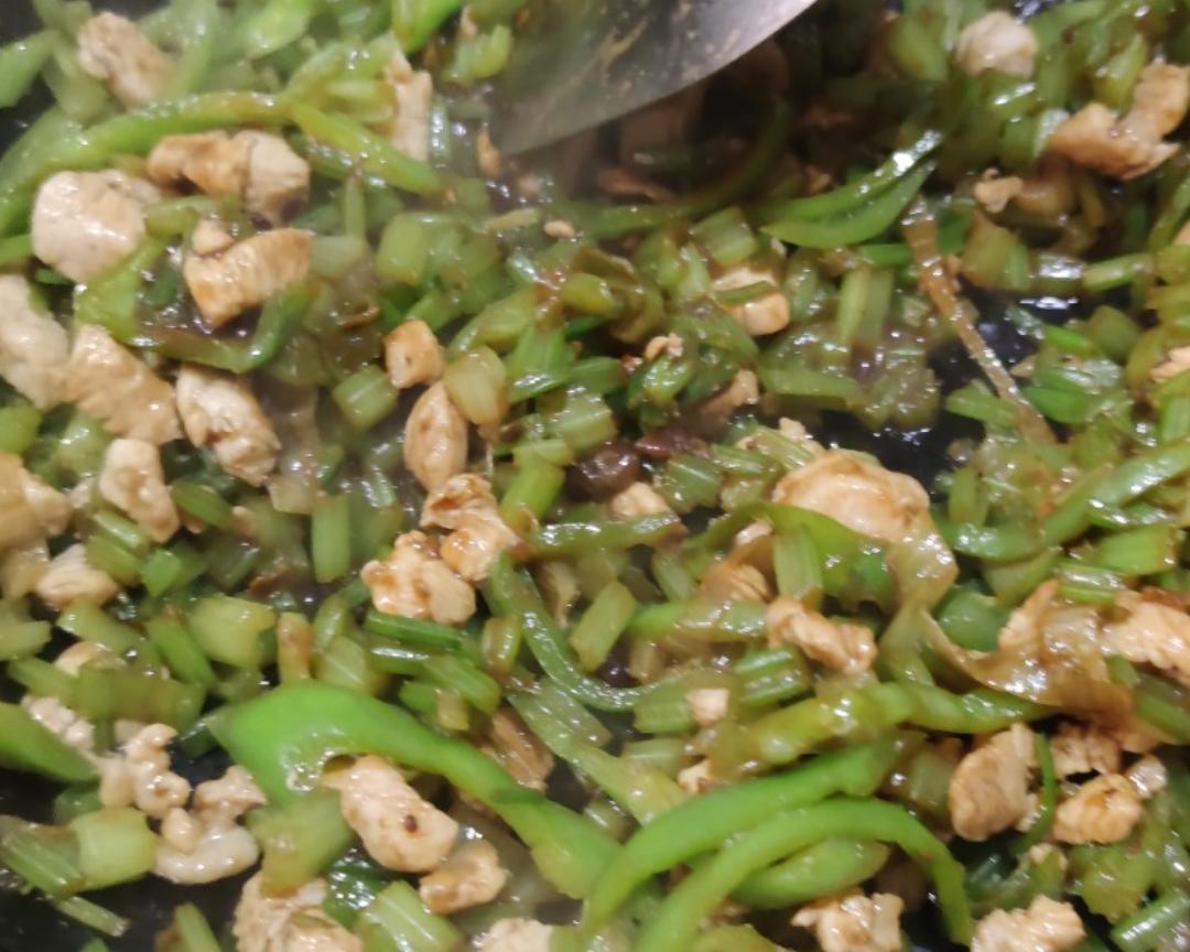 芹菜炒肉的做法