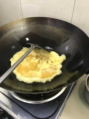 洋葱炒鸡蛋的做法 步骤3