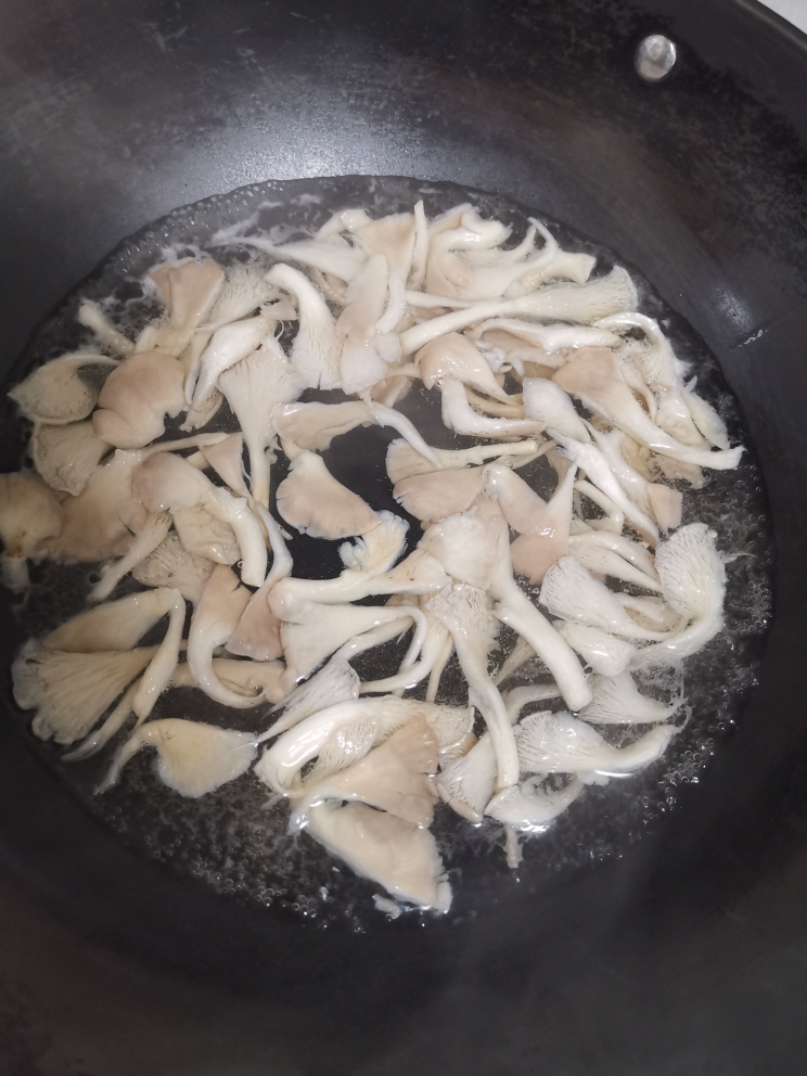 蘑菇鸡蛋汤的做法 步骤2