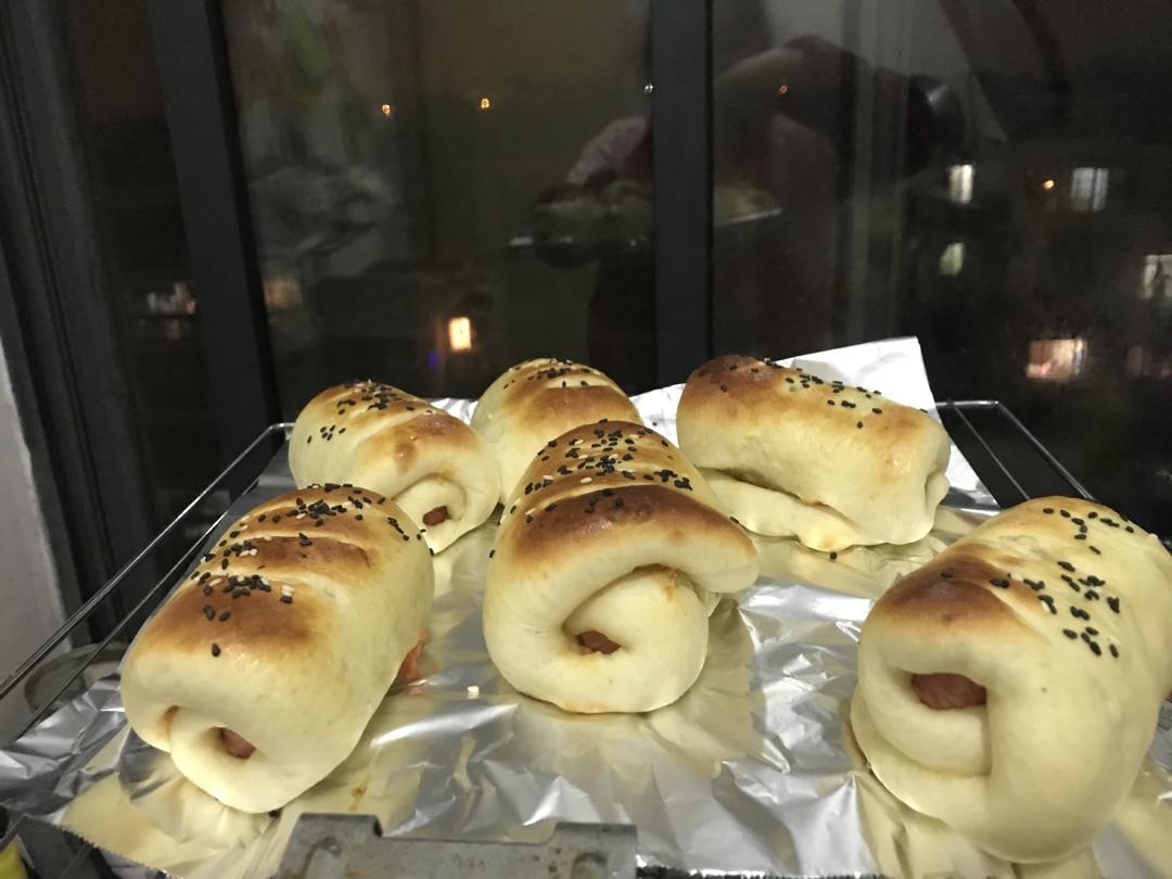 香肠肉松面包卷