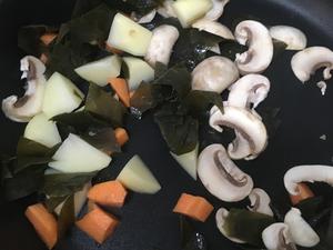 健康低卡—用料满满&快手干贝海带口蘑汤的做法 步骤3