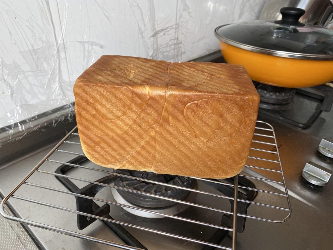 用烤箱自己做面包--手工牛奶吐司面包