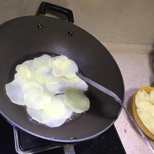 麻辣油炸土豆片的做法 步骤3