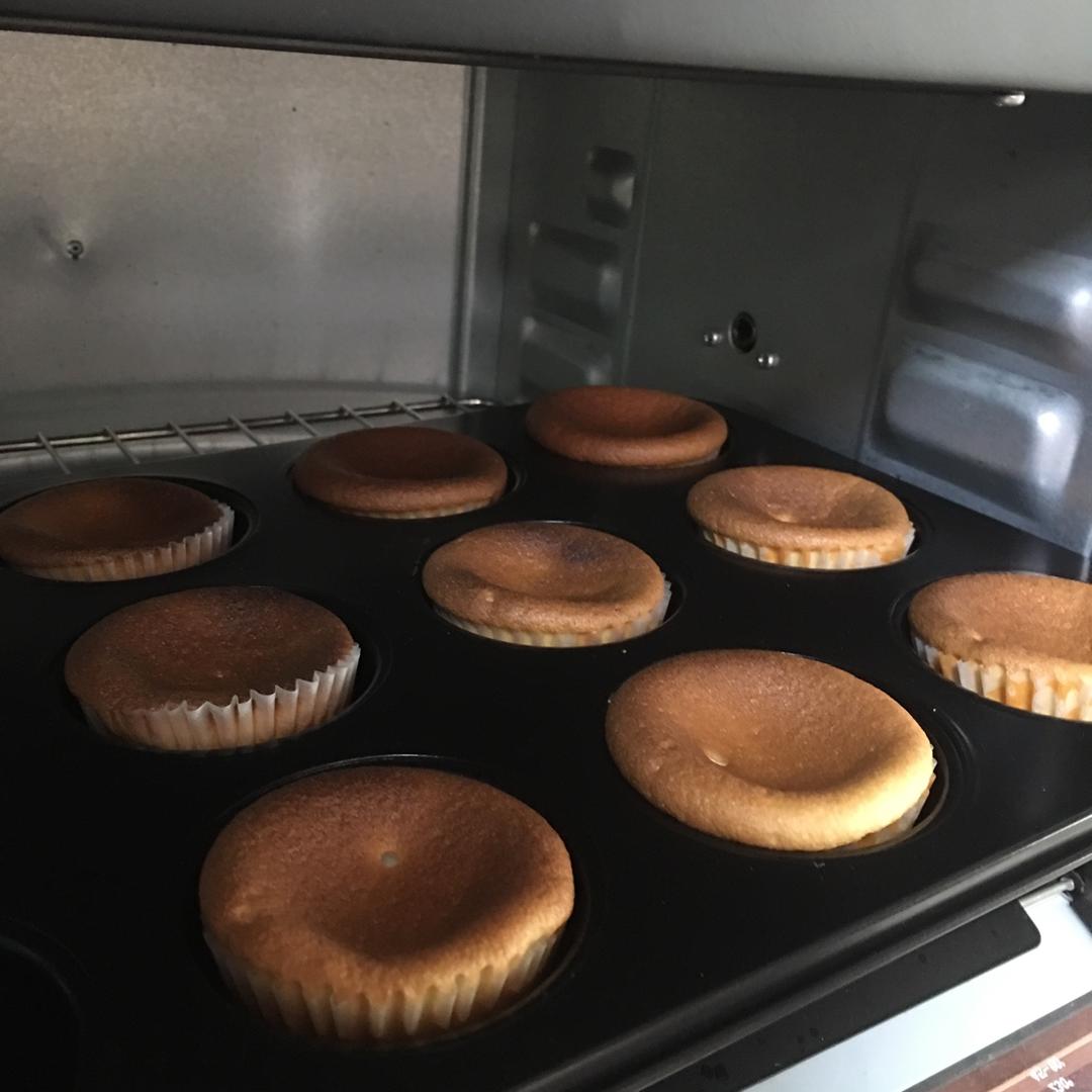 戚风杯子蛋糕^_^不开裂不回缩喔～