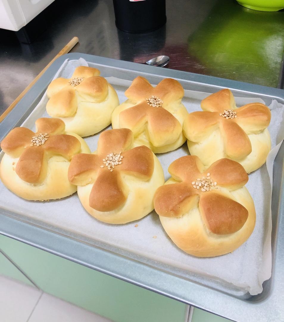 幸运牛奶甜面包