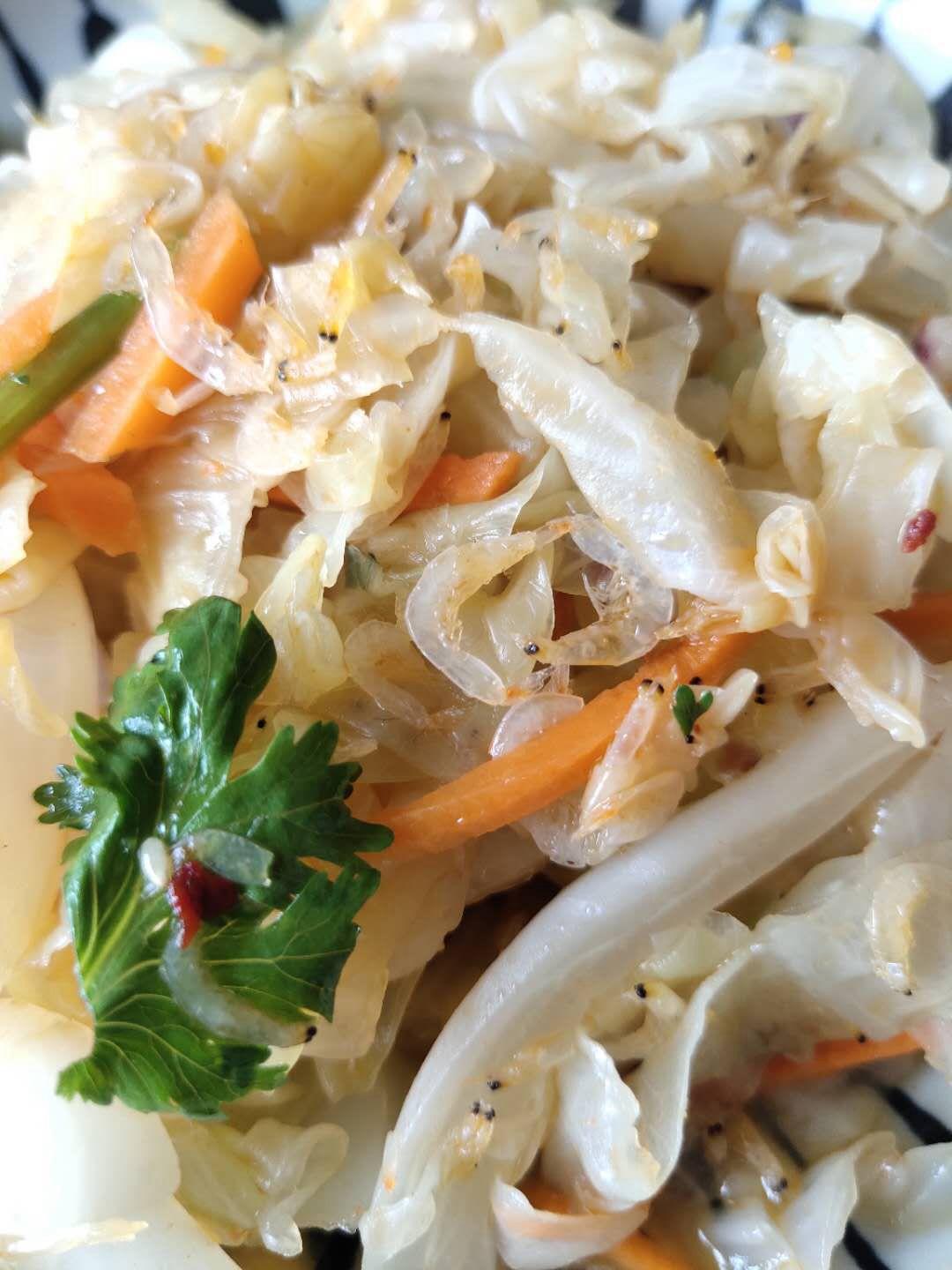 最补钙的小虾皮做法之一卷心菜拌虾皮的做法