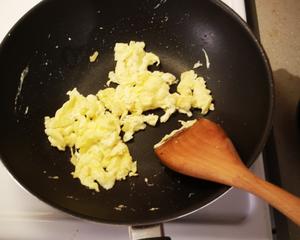 简单又美味的鸡蛋青椒番茄面的做法 步骤2