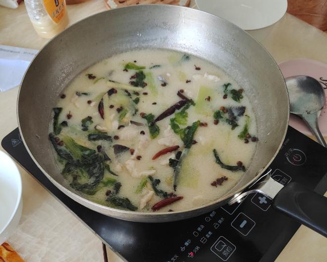 清汤煮鱼（喝汤涮菜随你，黑鱼清江鱼不辣版）的做法