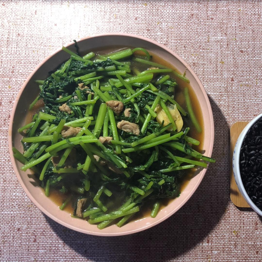 花花三月做的茼蒿炒肉丝
