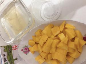 夏日必备～芒果牛奶布丁的做法 步骤1