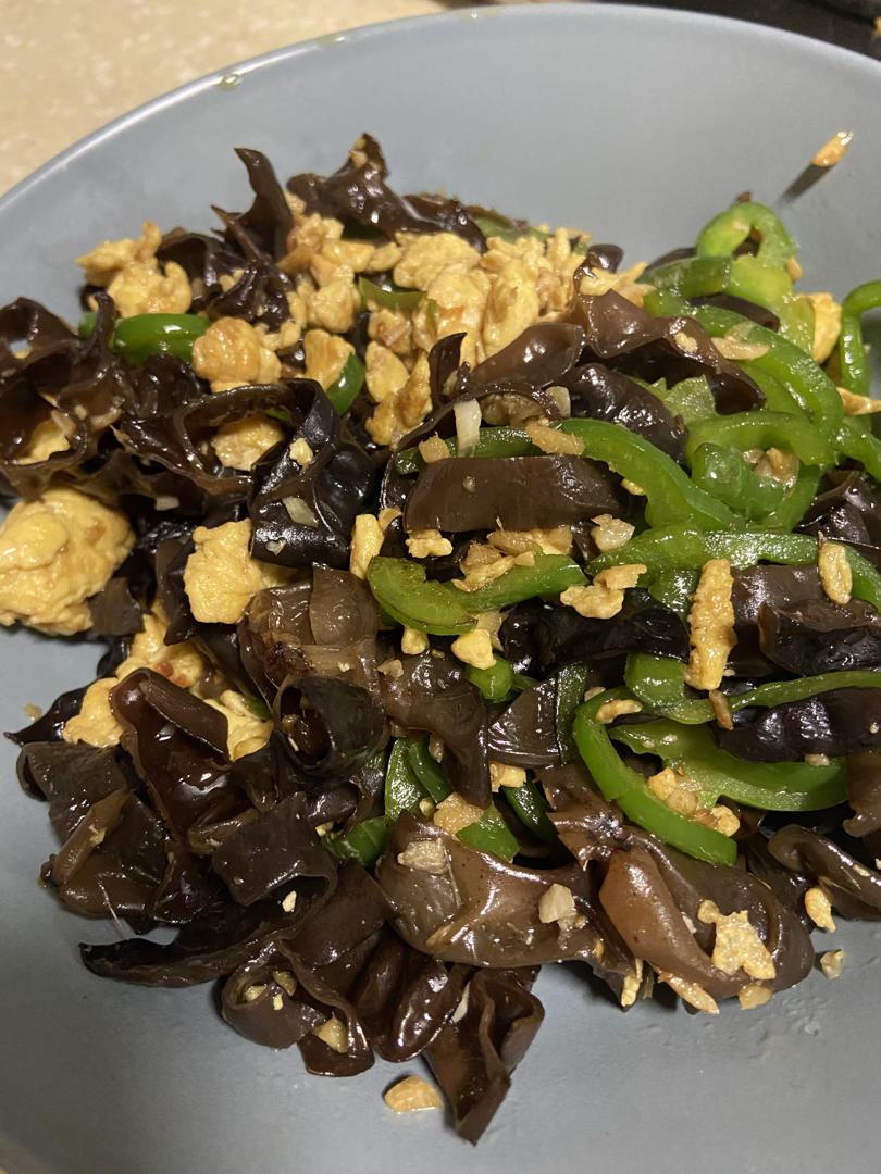黑木耳青椒炒鸡蛋（营养又下饭）