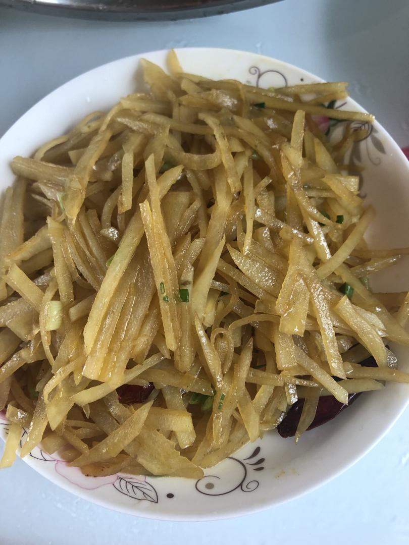 清炒土豆丝-不粘锅方法～简单好吃，每周都要吃2次