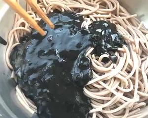 墨鱼汁荞麦面——真 • 黑暗料理的做法 步骤5