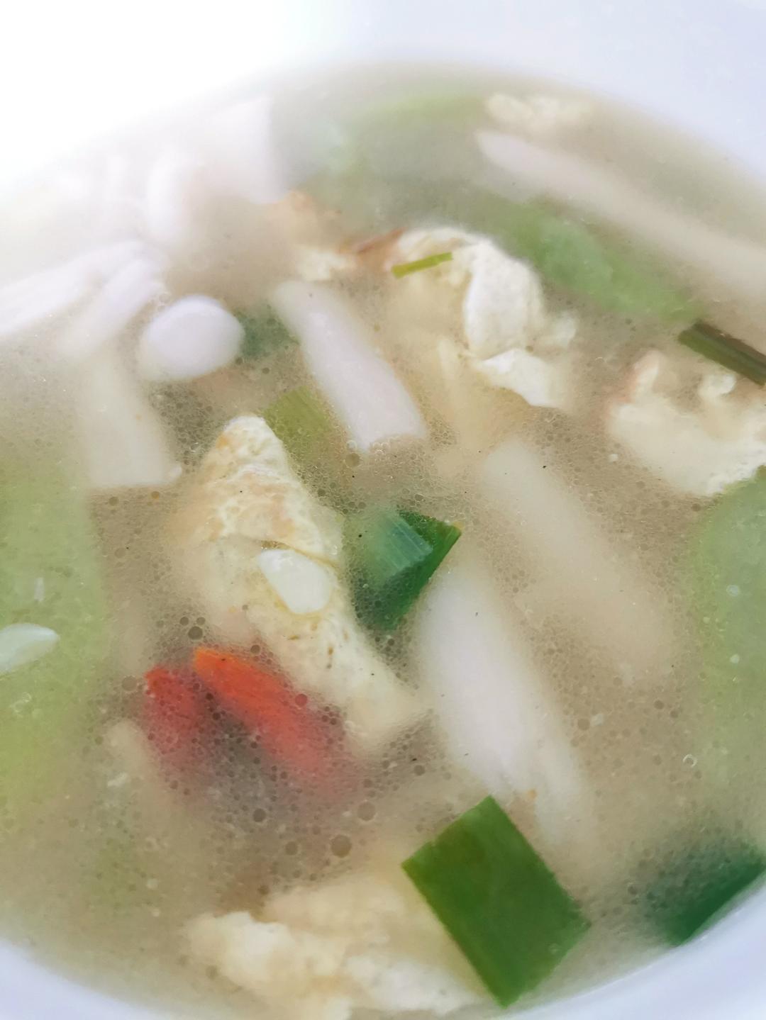 特别适合夏天喝的丝瓜菌菇汤，汤鲜味美，清爽开胃又解腻！