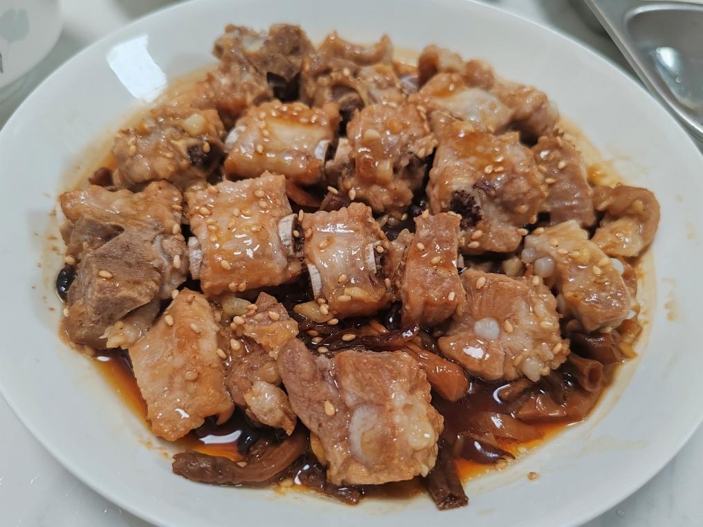 懒人版蒜香蒸排骨～拌饭一级棒，有饭有菜，方便省时