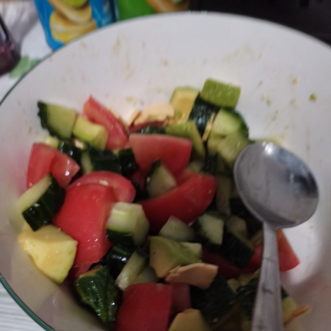 3样食材5分钟 一吃就上瘾的黄瓜牛油果西沙拉