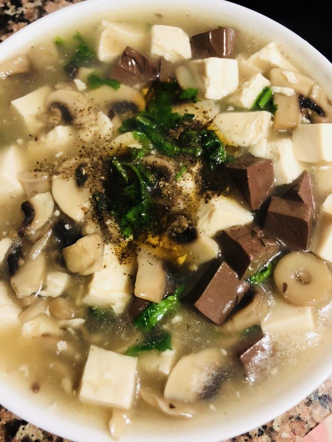 鸭血豆腐蘑菇汤的做法