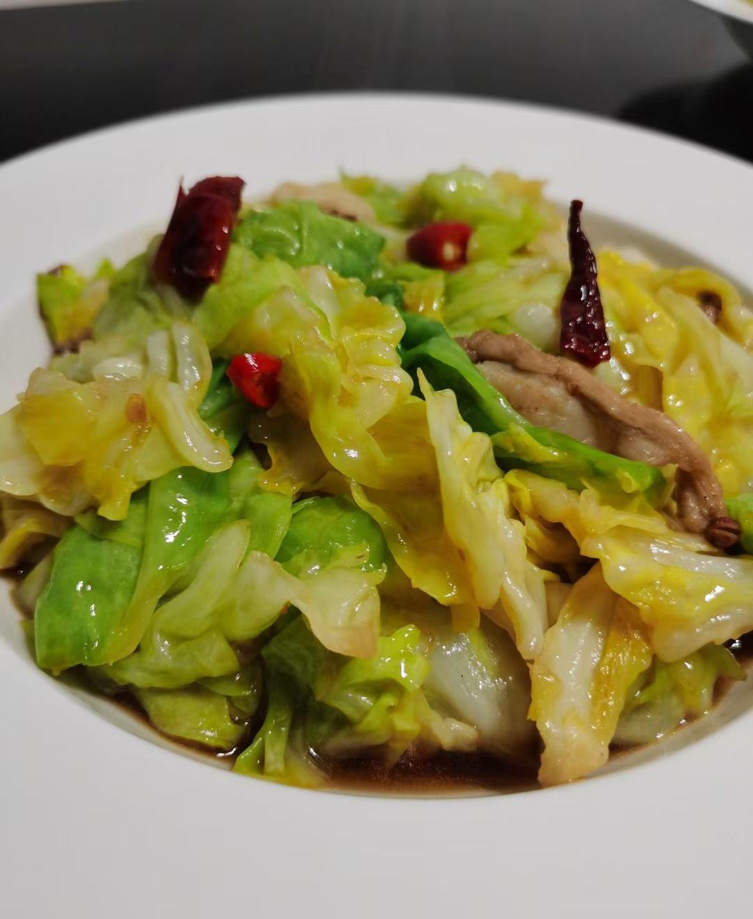 饭饭fstar做的厨师长教你:"手撕包菜"的家常做法,简单又不失美味