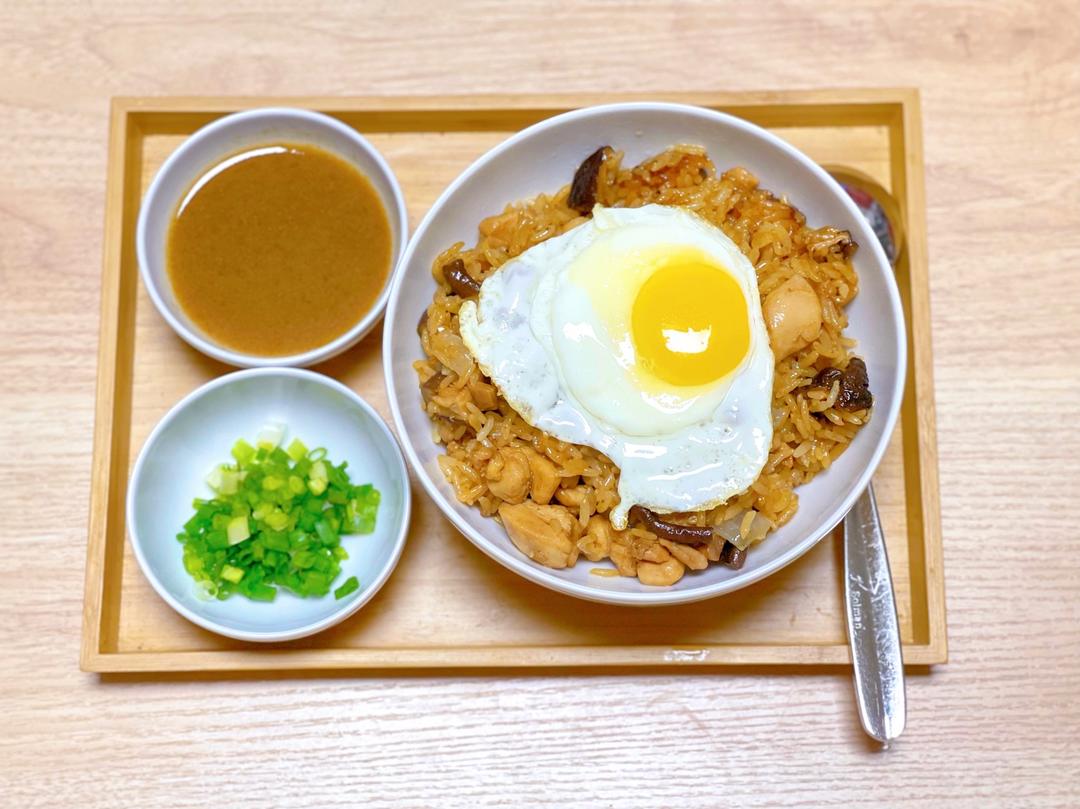 香菇鸡腿肉焖饭的做法