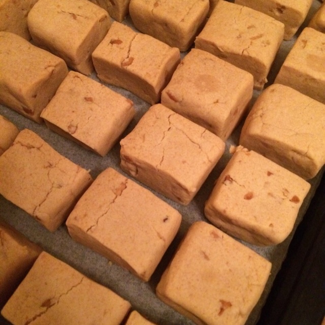 于片片片做的花生怡口酥