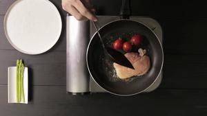 黃油香煎鸡胸肉 | 爸爸厨房 VOL . 66-- 鸡胸肉、小番茄、芦笋的做法 步骤7