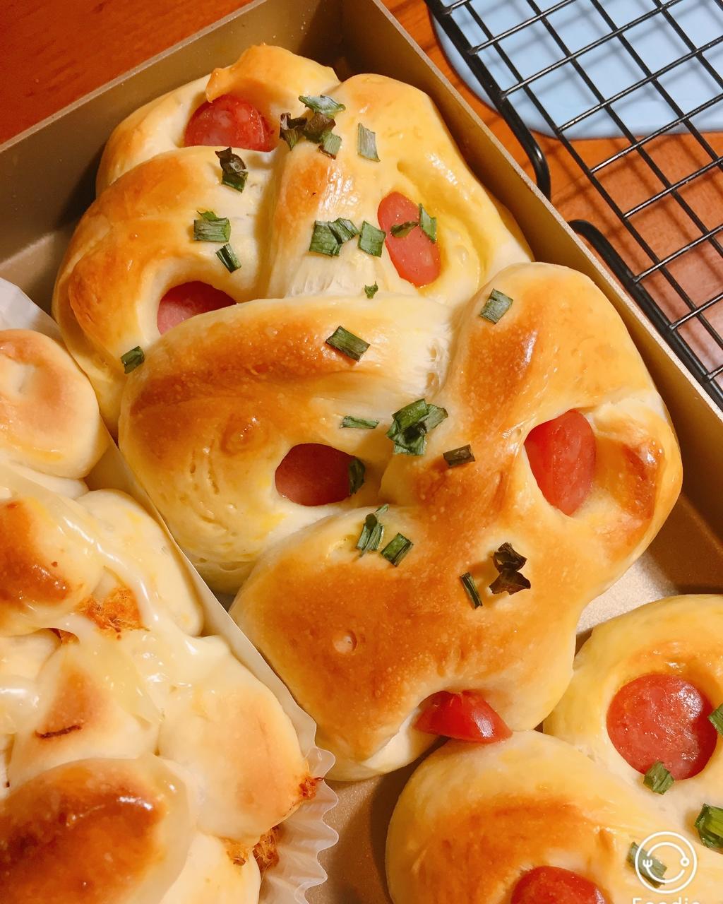 一头名叫露露的牛做的香肠花式面包