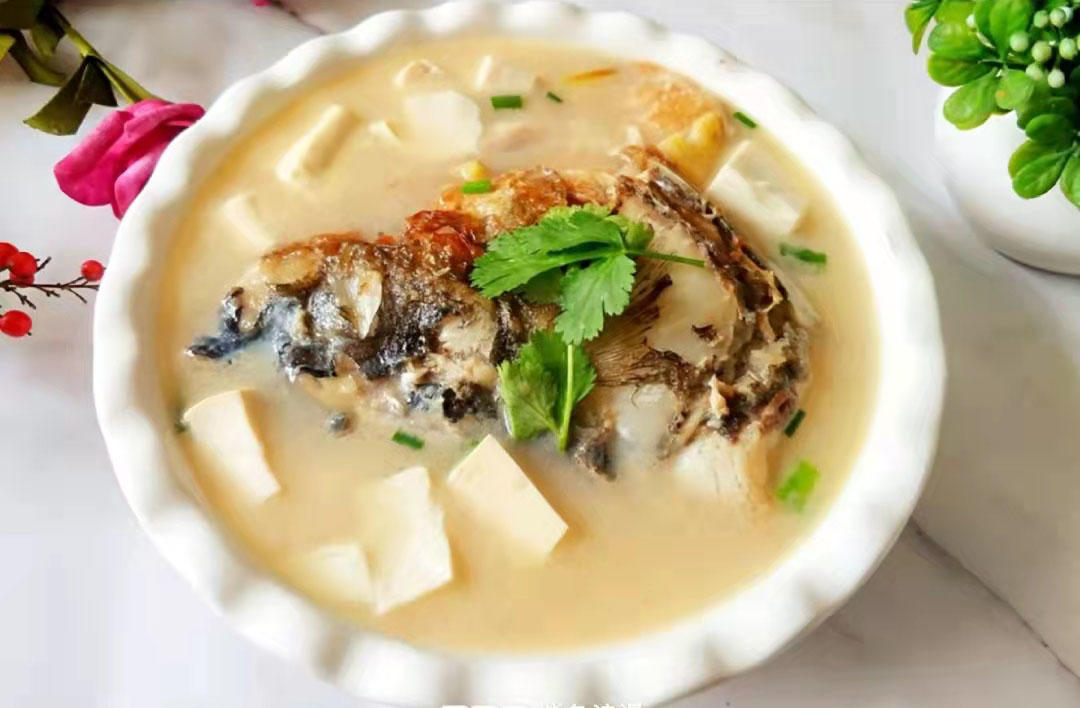 不喜欢吃肉的看这里！一道鱼头豆腐汤好吃到你流口水的做法