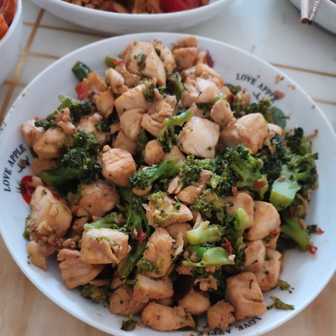 减脂增肌食谱——美味西兰花炒鸡胸肉