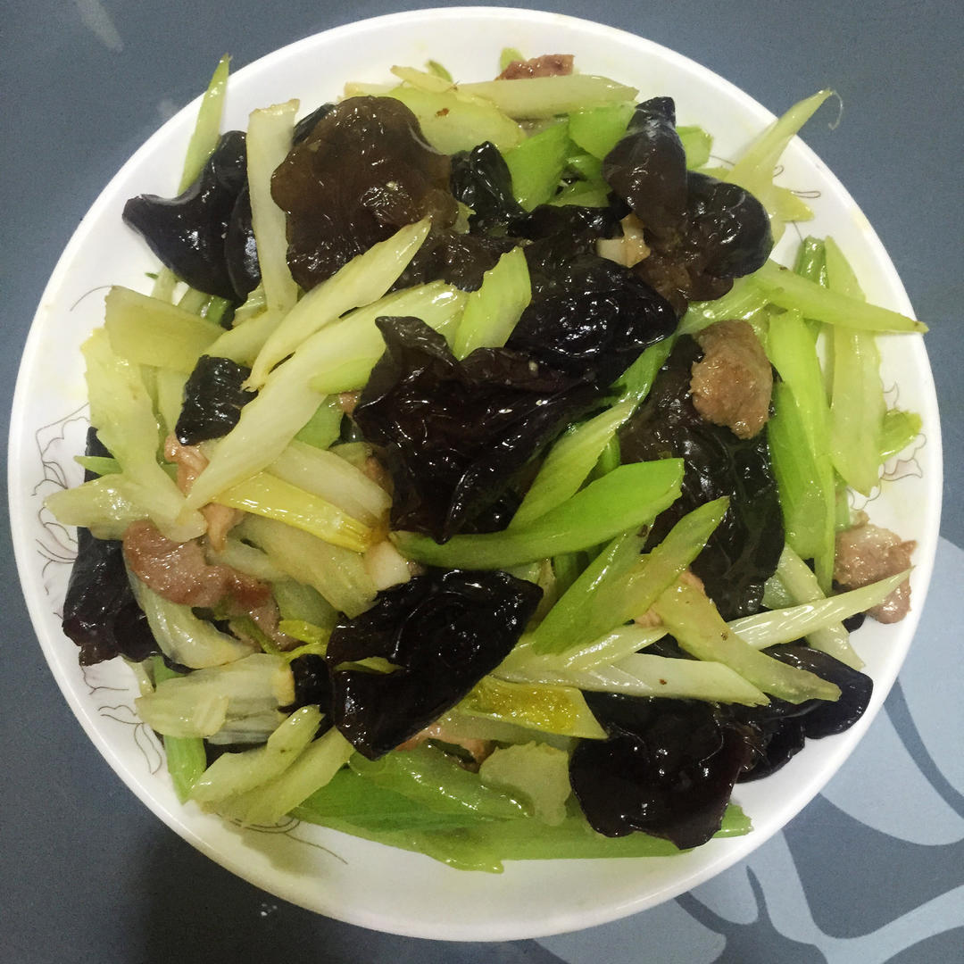 西芹木耳炒肉片的做法