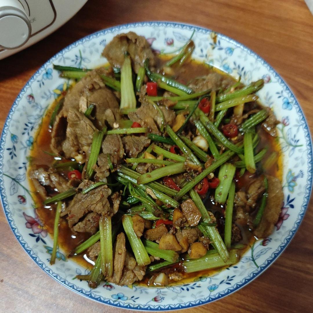 下饭神器又来了，试试这道芹菜炒牛肉！！
