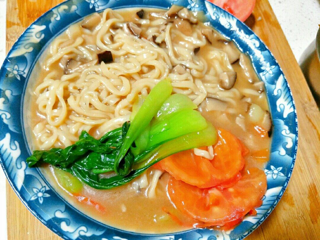 菌汤面条 看得见的香菇 尝得到的鲜美 这才是真正的菌汤