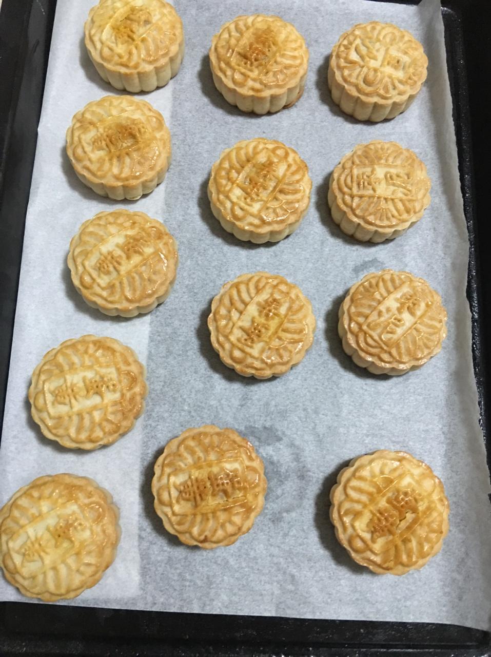 广式月饼—蛋黄芝麻月饼