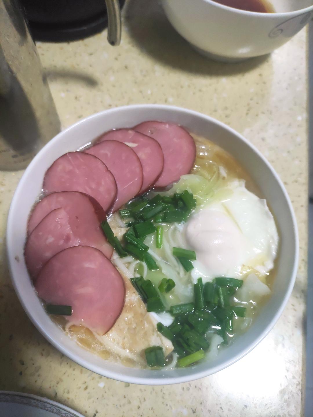 冬天，下班回家吃碗热汤面，暖心暖胃舒服