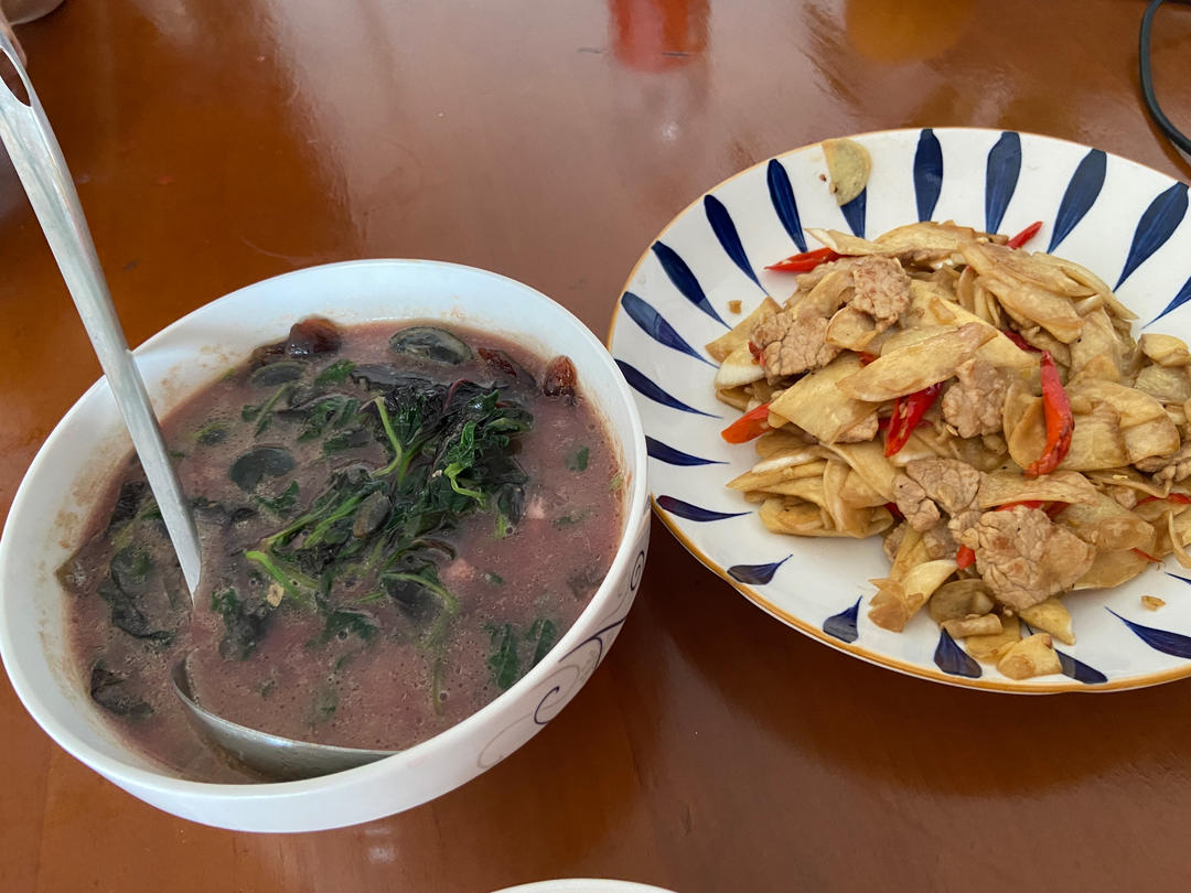 超好吃超简单的客家菜——红苋菜皮蛋煲