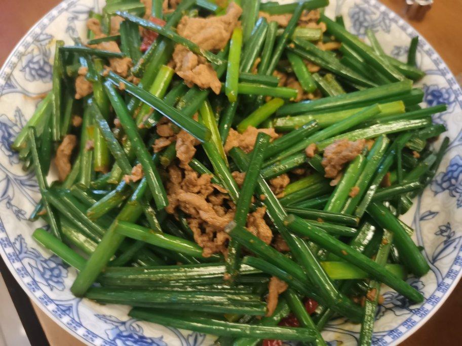应季蔬菜，韭菜苔炒肉丝，这样做太费米饭了