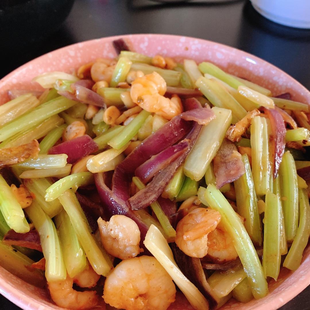 小门板做的西芹腰果炒鲜瑶柱虾仁在家也能做出五星级酒店的菜肴