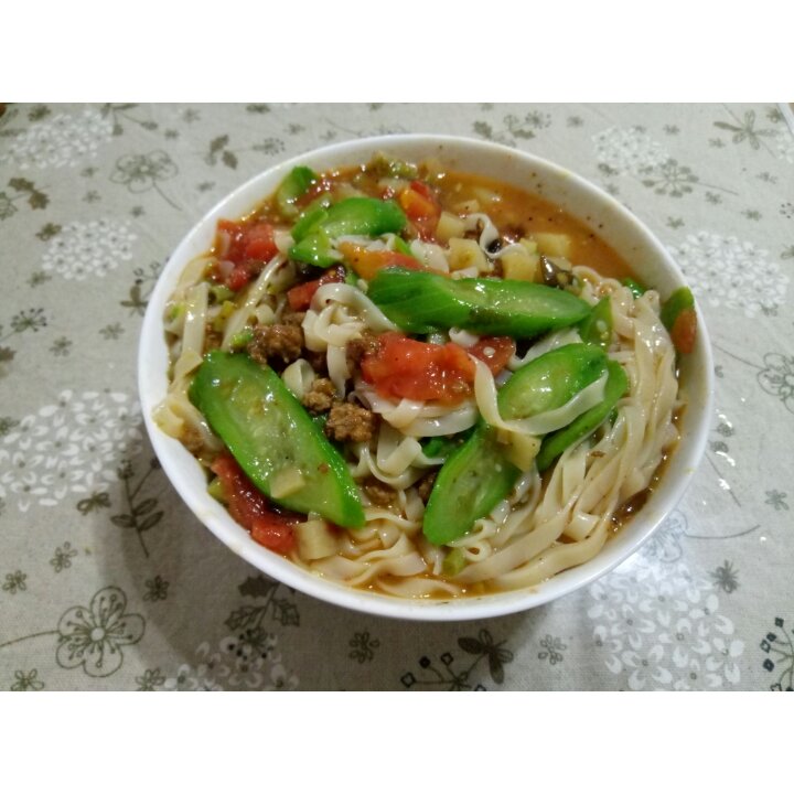 西红柿丝瓜鸡蛋面：一碗素面