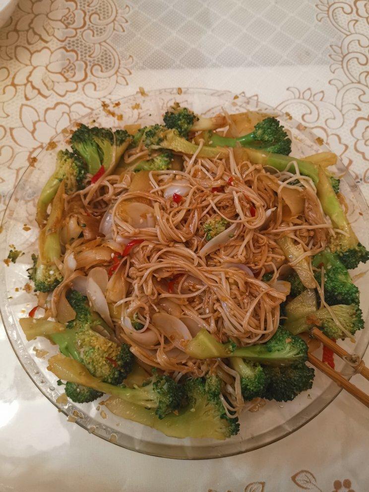 西兰花拌金针菇