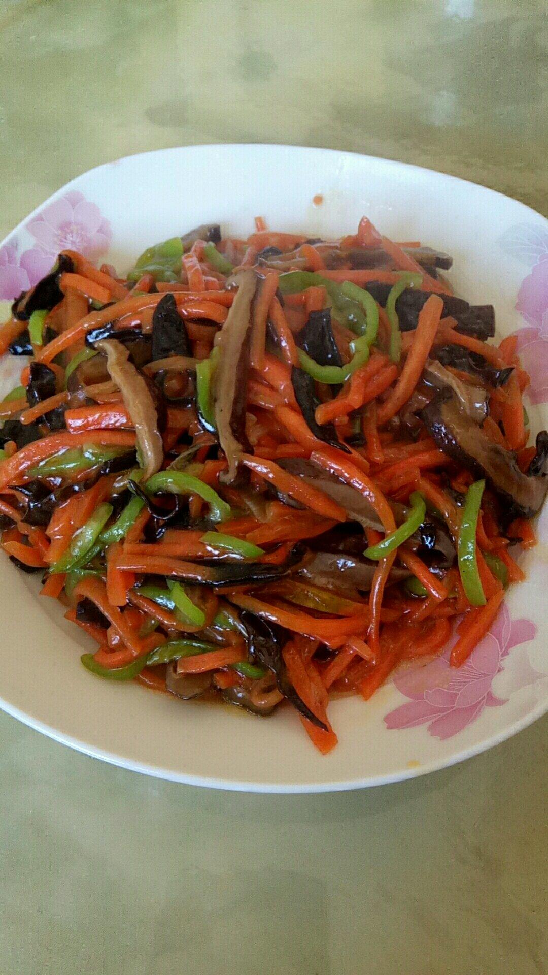 胡萝卜香菇炒木耳