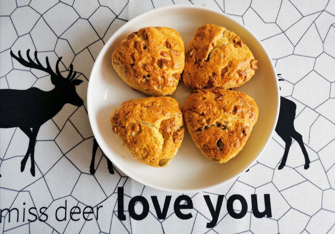 超级松软完美裂纹的司康-English scones