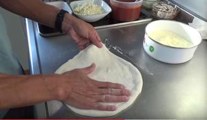 独家低热量披萨（附详细披萨面饼整形手法）的做法 步骤7