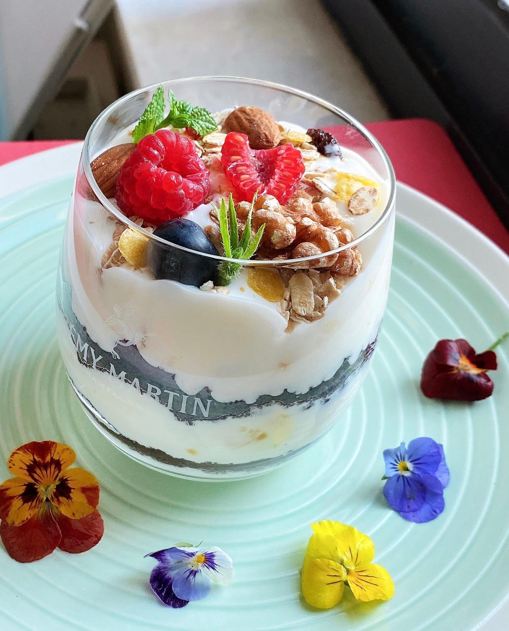 自制下午茶，5分钟搞定～奥利奥草莓酸奶杯